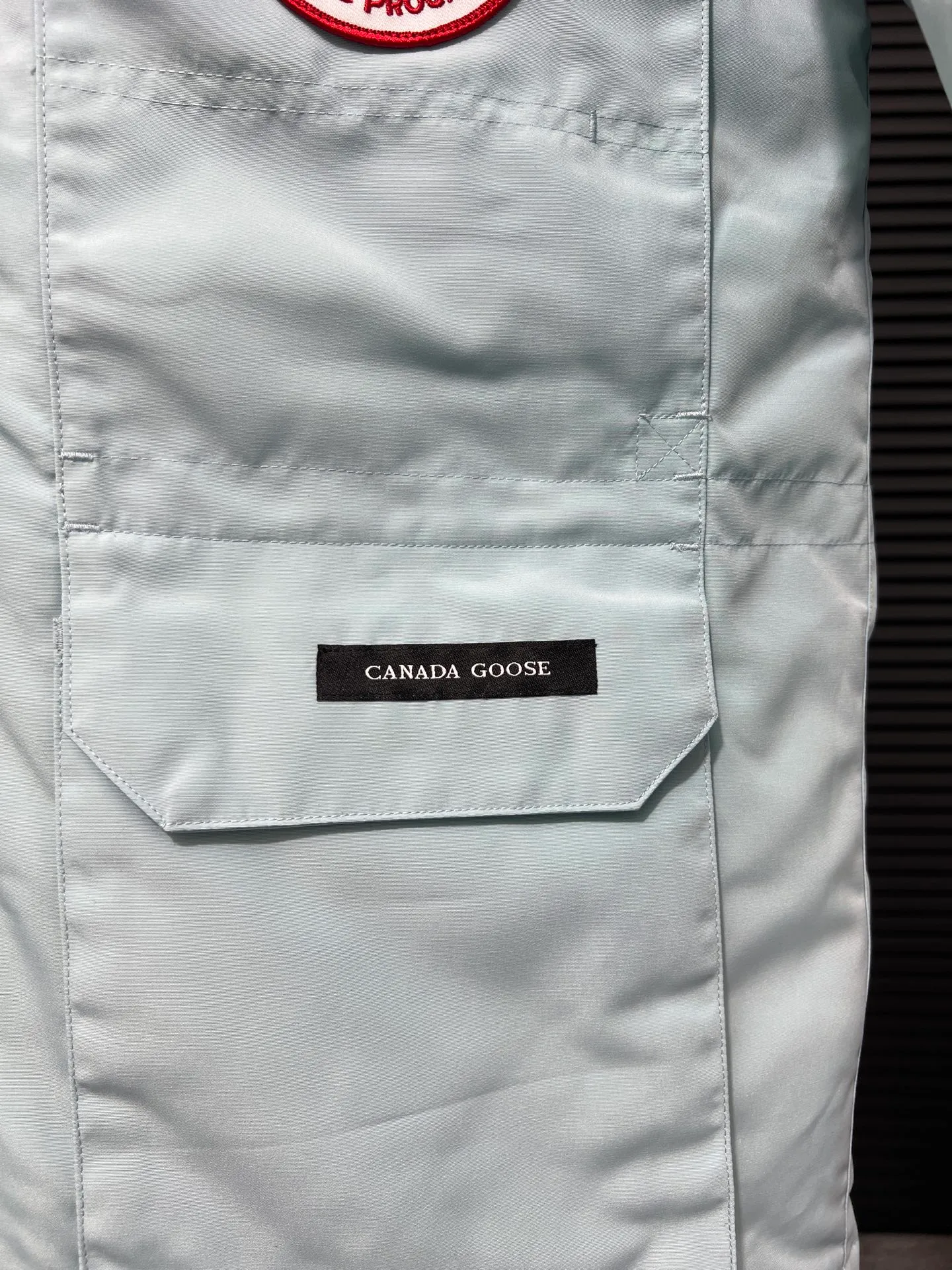 P780 🆕 Top original version, supports chip sensor with handbag 𝗖𝗮𝗻𝗮𝗱𝗮 𝗚𝗼𝘀𝗲 / 🇨🇦 Canada Goose 08 Down Jacket ⚠️ Partners who have been cooperating with us in the past few years know that no matter what is produced outside, our pure genuine trading company ships ❗️ After the test of time, we have received rave reviews. You can compare the market products with us. If you are not satisfied, you can return it at will. You are also welcome to come to ZG to see it and then come to my home to buy‼  1⃣️ The filling is 80% white duck down, with a weight of 500g. Regarding the down content, you can feel it with your hands. Good down has no embarrassment and can be called a walking duvet! 2⃣️ The fabric is made of Feather-Light 10D waterproof coating fabric, which is made of 84.5 polyester fiber and 15.5 cotton. The surface is treated with a special Teflon protective coating produced by DuPont to prevent wind and splash water, and makes the clothing anti-pollution and long-lasting new features! 3⃣️ One-piece seamless cuffs, 13cm official length, all seals are stamped, and all the inner liner is hemmed. The overcoat means sewing all the inner liner once. On the one hand, it is to prevent the velvet from running off, and on the other hand, it can keep the stiffness of the clothes! 4⃣️ Original Yoshida Kogyo Kabushikigaisha zipper, top-grade zinc alloy electroplated zipper with the highest specifications, using precise Japanese craftsmanship, raw materials and management methods. Each zipper can withstand 100,000+ openings and closings 5⃣️ The detachable fur collar is made of top-grade imported wolf fur, which is not comparable to the loose and soft raccoon fur and fake fur on the market. It is a natural Siberian coyote fur collar. The delicate and strong feel is the sense of life that comes from the erosion of wind and frost in nature. 6⃣️ Main logo double-thread 9-needle locking stranded embroidery, electronic digital automatic embroidery, maple leaves with sharp edges. Size: XS-XXL Color: black, off-white, graphite gray, sapphire blue Dark Blue Pink Azure Graphite Gray Black Label Shoulder Width Chest Sleeve Length Clothes Length Recommended Weight kg 67 87 80-90 2XL 58 136 69 89 90-105
